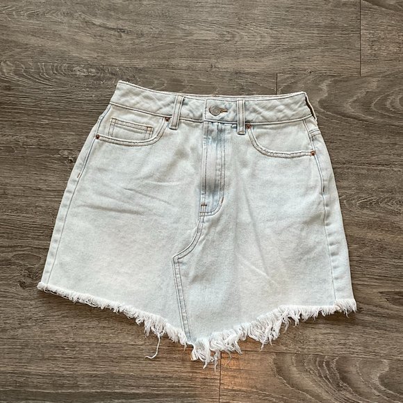 PacSun Denim Jean Mini Skirt Raw Hem Light Wash Size 26 EUC - Picture 1 of 6